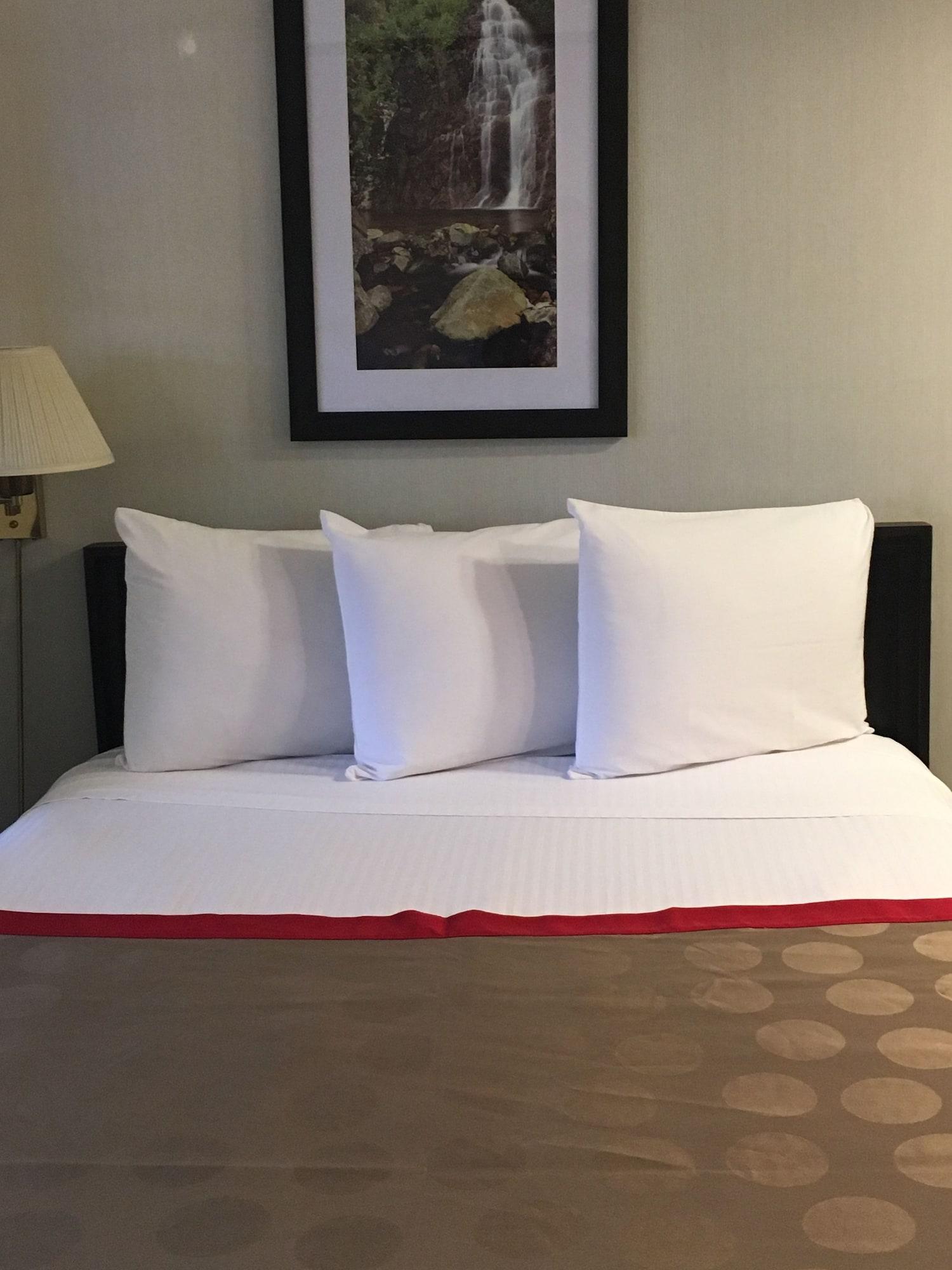 Ramada By Wyndham Portland Airport Hotel Exterior photo
