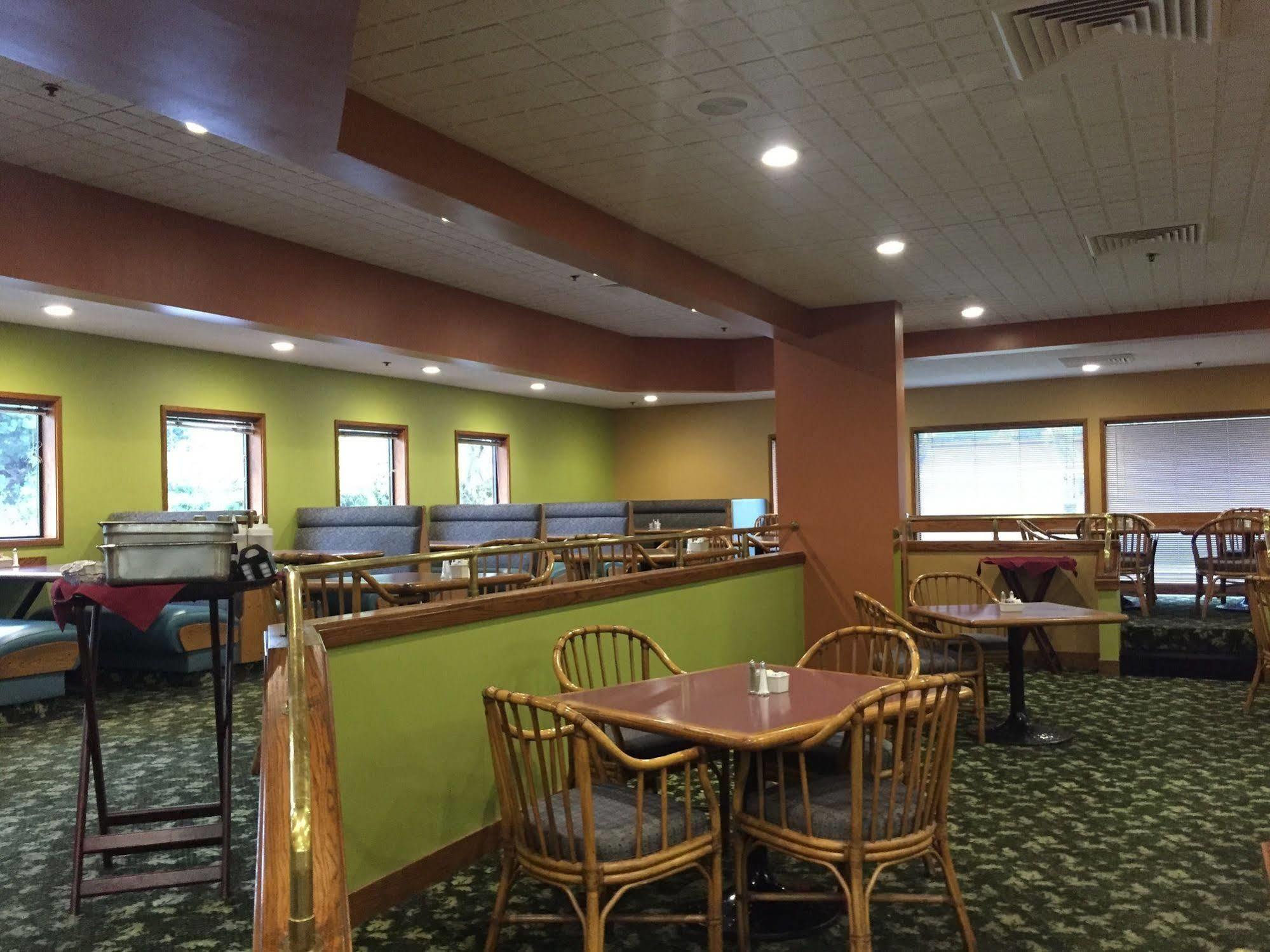 Ramada By Wyndham Portland Airport Hotel Exterior photo